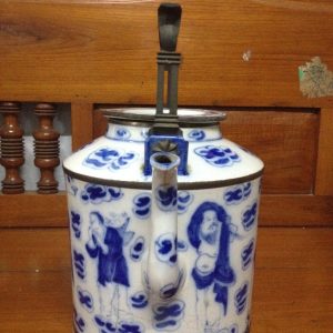 กาน้ำชาโบราณลายแปดเซียน พร้อมหูหิ้วและฝา สูงประมาณ 10 " ใหญ่มากมีรอยร้าวเดิมๆไม่ได้ผ่านการซ่อมแซม  หายากมากๆ - Image 3