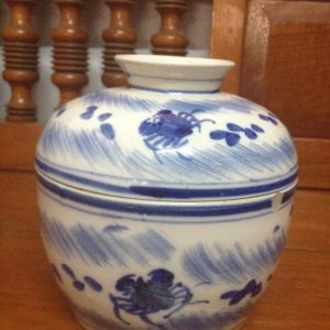 โถโบราณเก่าลาย กุ้งและปู พร้อมฝาเดิม สภาพสมบูรณ์มีรอยร้าวที่ฝา ตามสภาพความเก่าไม่มีการซ่อม - Image 3