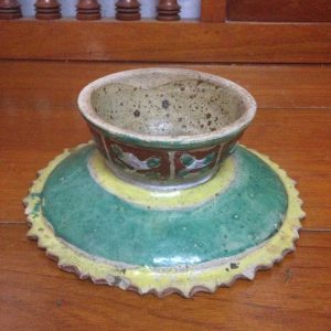 จานเชิงโบราณเก่าสมัยอยุธยาสีแดงเขียวใบใหญ่ สภาพสมบูรณ์ไม่มีการซ่อมเลย ปีกกะเทาะเล็กน้อยแทบไม่เห็น (สผ.ขนาด 9"เศษ) - Image 3