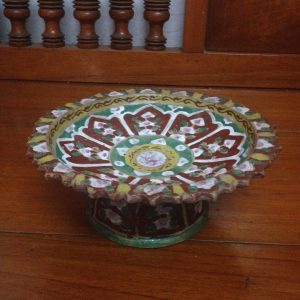 จานเชิงโบราณเก่าสมัยอยุธยาสีแดงเขียวใบใหญ่ สภาพสมบูรณ์ไม่มีการซ่อมเลย ปีกกะเทาะเล็กน้อยแทบไม่เห็น (สผ.ขนาด 9"เศษ) - Image 4