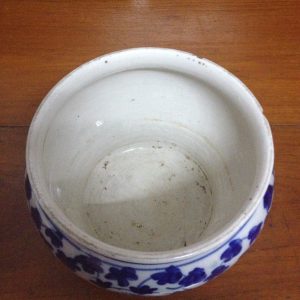 โถโบราณเก่าเนื้อแกร่งลายผักชีดอกไม้ใบใหญ่ มีรอยบิ่นที่ปากหนึ่งรอย ที่ก้นมีภาษาจีนสี่ตัว ไม่มีการซ่อมใดๆ - Image 3