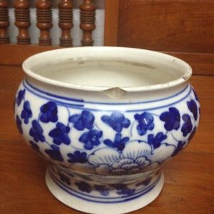 โถโบราณเก่าเนื้อแกร่งลายผักชีดอกไม้ใบใหญ่ มีรอยบิ่นที่ปากหนึ่งรอย ที่ก้นมีภาษาจีนสี่ตัว ไม่มีการซ่อมใดๆ - Image 4