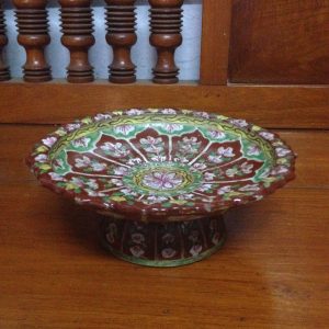 จานเชิงโบราณเก่าสมัยอยุธยาสีแดงเขียวใบใหญ่ลายดอกกระจกเล็ก สวยงาม (สผ.ขนาด 8"ครึ่ง) - Image 2