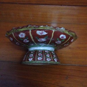 จานเชิงโบราณเก่าสมัยอยุธยาสีแดงเขียวใบใหญ่ลายดอกกระจกเล็ก สวยงาม (สผ.ขนาด 8"ครึ่ง) - Image 3