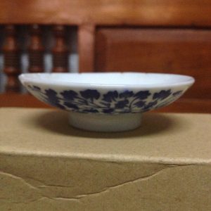 ฝาถ้วยกังใสเนื้อแกร่งโบราณขาวฟ้าลายผักชี มีตัวหนังสือ 4 ตัว มีรอยบิ่นที่ขอบหนึ่งรอย - Image 2