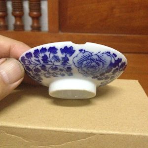 ฝาถ้วยกังใสเนื้อแกร่งโบราณขาวฟ้าลายผักชี มีตัวหนังสือ 4 ตัว มีรอยบิ่นที่ขอบหนึ่งรอย - Image 3