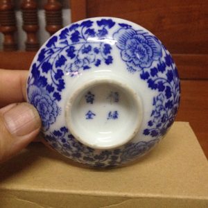 ฝาถ้วยกังใสเนื้อแกร่งโบราณขาวฟ้าลายผักชี มีตัวหนังสือ 4 ตัว มีรอยบิ่นที่ขอบหนึ่งรอย - Image 4