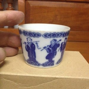 ถ้วยน้ำชากังใสเนื้อแกร่งโบราณขาวฟ้าลายแปดเซียน สภาพสมบูรณ์ - Image 2