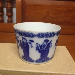 ถ้วยน้ำชากังใสเนื้อแกร่งโบราณขาวฟ้าลายแปดเซียน สภาพสมบูรณ์ - Image 3