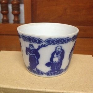 ถ้วยน้ำชากังใสเนื้อแกร่งโบราณขาวฟ้าลายแปดเซียน สภาพสมบูรณ์ - Image 4