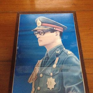 รูปถ่ายสี ในหลวง ราชินีทรงเครื่องแบบ อยู่ในกรอบไม้เก่า - Image 3