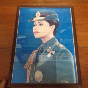 รูปถ่ายสี ในหลวง ราชินีทรงเครื่องแบบ อยู่ในกรอบไม้เก่า - Image 4