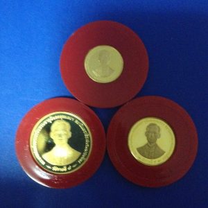 เหรียญกษาปณ์ที่ระลึก พระราชพิธีกาญจนาภิเษก ปี 2539  ชุด3เหรียญ เนื้อทองคำขัดเงา นำ้หนักรวม 26.6 กรัม พร้อมกล่องกษาปณ์ - Image 4