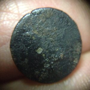 เหรียญโบราญเนื้อโลหะเก่ามาก พบในแม่นำ้ยม เป็นเหรียญหายากไม่รู้มีใช้ยุคไหนตอกปั๊มตราด้านเดียว ราคาเหรียญละ 1,200  บ. - Image 2