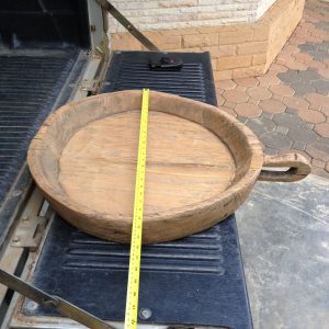 กั๋วข้าวเหนียวไม้สักเก่ารูปทรงกลม(ถาดไม้ไว้คนข้าวเหนียว) ขนาดเส้นผ่าศูนย์กลาง 23นิ้ว หนา4นิ้ว มีด้ามยื้นมาไว้จับ - Image 2