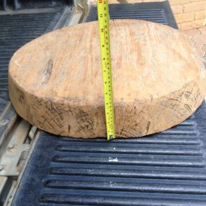 กั๋วข้าวเหนียวไม้สักเก่ารูปทรงกลม(ถาดไม้ไว้คนข้าวเหนียว) ขนาดเส้นผ่าศูนย์กลาง 23นิ้ว หนา4นิ้ว มีด้ามยื้นมาไว้จับ - Image 4