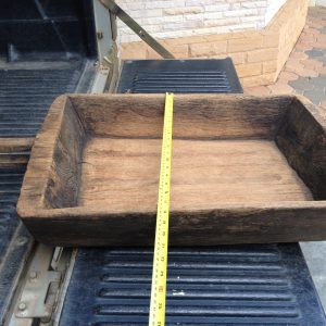 กั๋วข้าวเหนียวไม้สักเก่ารูปสี่เหลียมพืนผ้าใหญ่ (ถาดไม้ไว้คนข้าวเหนียว) ขนาดกว้าง 18 นิ้ว X ยาว 25 นิ้ว หนา 5นิ้ว มีด้ามไว้จับ - Image 2