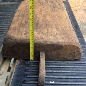 กั๋วข้าวเหนียวไม้สักเก่ารูปสี่เหลียมพืนผ้าใหญ่ (ถาดไม้ไว้คนข้าวเหนียว) ขนาดกว้าง 18 นิ้ว X ยาว 25 นิ้ว หนา 5นิ้ว มีด้ามไว้จับ - Image 3