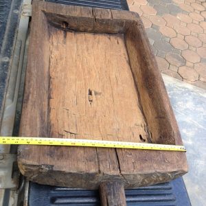 กั๋วข้าวเหนียวไม้สักเก่ารูปสี่เหลียมพืนผ้าใหญ่ (ถาดไม้ไว้คนข้าวเหนียว) ขนาดกว้าง 17 นิ้ว X ยาว 29.5 นิ้ว หนา 3.5 นิ้ว มีด้ามไว้จับ - Image 2