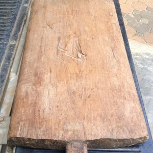 กั๋วข้าวเหนียวไม้สักเก่ารูปสี่เหลียมพืนผ้าใหญ่ (ถาดไม้ไว้คนข้าวเหนียว) ขนาดกว้าง 17 นิ้ว X ยาว 29.5 นิ้ว หนา 3.5 นิ้ว มีด้ามไว้จับ - Image 4