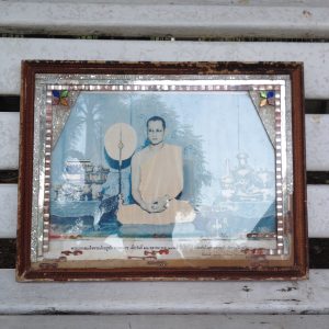 รูปถ่ายเก่าในหลวงทรงผนวชอยู่ในกรอบไม้เก่าขนาด 13"x17" กระจกร้าว - Image 4