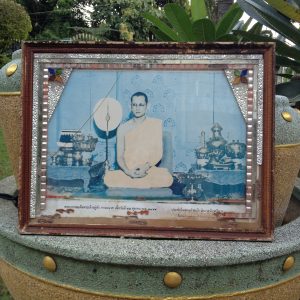 รูปถ่ายเก่าในหลวงทรงผนวชอยู่ในกรอบไม้เก่าขนาด 13"x17" กระจกร้าว - Image 2