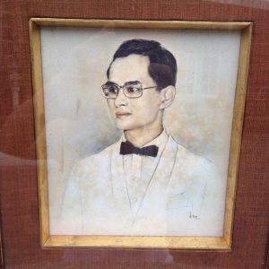 รูปถ่ายจากภาพวาดเก่า ภาพในหลวงขนาด11'x13' พร้อมลายเซ็นนายประสาท บนกระดาษหนังไก่ทรงผูกหูกระต่าย - Image 2