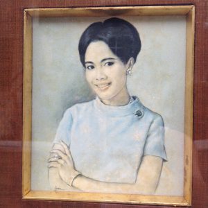 รูปถ่ายจากภาพวาดเก่า ภาพราชินี ขนาด11'x13'  พร้อมลายเซ็นนาย ประสาท บนกระดาษหนังไก่ - Image 2