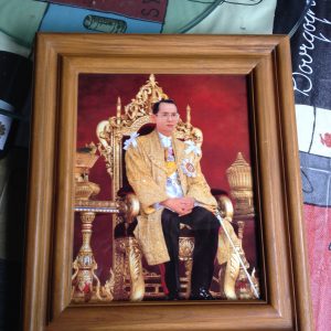 รูปถ่ายในหลวงทรงชุดคลุมกษัตริย์นั่งบัลลังก์ขนาด 11'x13'อยู่ในกรอบไม้อย่าง มีรูปราชินีซ่ิอนอยู่ภายใน - Image 2