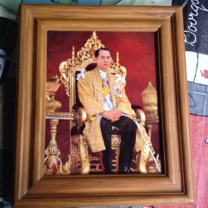 รูปถ่ายในหลวงทรงชุดคลุมกษัตริย์นั่งบัลลังก์ขนาด 11'x13'อยู่ในกรอบไม้อย่าง มีรูปราชินีซ่ิอนอยู่ภายใน - Image 3