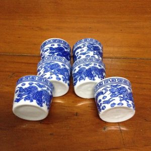 ถ้วยน้ำชากังใสเนื้อแกร่งโบราณขาวฟ้าลายมังกร ใบเล็ก - Image 2