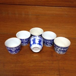 ถ้วยน้ำชากังใสเนื้อแกร่งโบราณขาวฟ้าลายมังกร ใบใหญ่ - Image 2