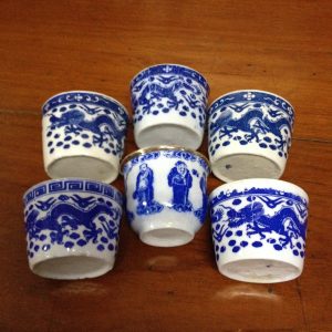 ถ้วยน้ำชากังใสเนื้อแกร่งโบราณขาวฟ้าลายมังกร ใบใหญ่ - Image 3