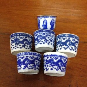 ถ้วยน้ำชากังใสเนื้อแกร่งโบราณขาวฟ้าลายมังกร ใบใหญ่ - Image 4