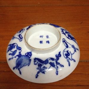 ฝาถ้วยกังใสเนื้อแกร่งโบราณขาวฟ้าลายม้า 8 ตัว มีตัวหนังสือ 4 ตัวที่ฝาเส้นผ่าศูนย์ 7 นิ้ว - Image 2