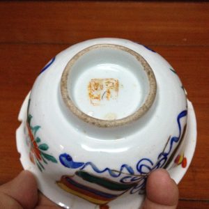 ชามจีนเก่ามากลายธงชาติสีสวยงามมีหนังสืออยู่ก้นชาม - Image 2