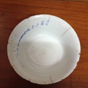 ถ้วยกังใสเนื้อแกร่งโบราณขาวฟ้า มีภาษาจีนเขียนรอบถ้วย มีรอยร้าว ไม่ผ่านการซ่อม - Image 4