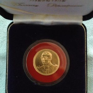 เหรียญในหลวงทองคำเฉลิมพระชนมพรรษาครบ 75 พรรษา 5 ธันวาคม 2545 หน้าเหรียญ 7500 บาท - Image 3