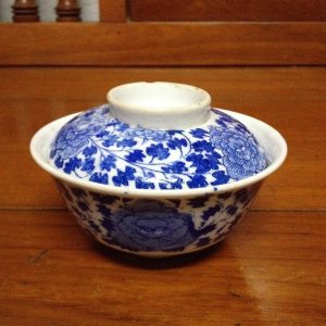 ถ้วยจีนเก่าโบราณพร้อมฝาสีขาวฟ้า ที่ก้นฝามีภาษาจีน4ตัว - Image 2