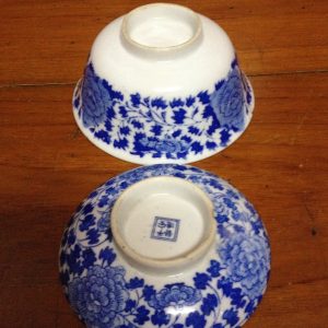 ถ้วยจีนเก่าโบราณพร้อมฝาสีขาวฟ้า ที่ก้นฝามีภาษาจีน4ตัว - Image 3