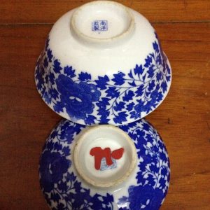 ถ้วยจีนเก่าโบราณพร้อมฝาสีขาวฟ้า ที่ก้นถ้ายและที่จุกฝามีภาษาจีน4ตัว - Image 2