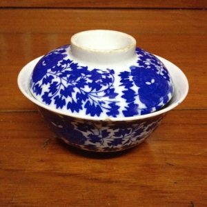 ถ้วยจีนเก่าโบราณพร้อมฝาสีขาวฟ้า ที่ก้นถ้ายและที่จุกฝามีภาษาจีน4ตัว - Image 3