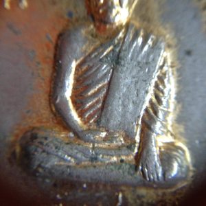 เหรียญหลวงพ่อนุ้ยวัดคุ้งยางป่ากุมเกาะสวรรคโลกปีพ.ศ.2520กระไหล่ทองคมชัด - Image 4