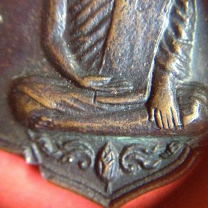 เหรียญหลวงพ่อนุ้ยวัดคุ้งยางป่ากุมเกาะสวรรคโลกปีพ.ศ.2520 พิมพ์เล็กทองแดงสวยคมชัดมากๆ - Image 4