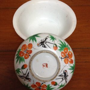 ชามจีนเก่าโบราณมีลายไก่เขี่ยนกบินสีสดใสสมบูรณ์สวยงามมากๆที่ฝาและทีก้นมีตราภาษาจีนประทับ - Image 2