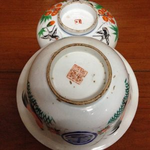 ชามจีนเก่าโบราณมีลายไก่เขี่ยนกบินสีสดใสสมบูรณ์สวยงามมากๆที่ฝาและทีก้นมีตราภาษาจีนประทับ - Image 3