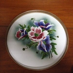 ถาดกระเบื้องโบราณสมัยร.5 ขนาด12" ปีกขอบลายถาดเจริญ ลายดอกขาวแดง 2 ดอก,ขาวน้ำเงินออกม่วง 2 ดอก สมบูรณ์สวย มีดุมขาครบ - Image 2