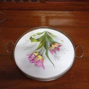 ถาดกระเบื้องเก่าขนาด14"ลายดอกเหลืองชมพู 3 ดอก สวยงามมากๆ มีซ่อมพื้นหลังเล็กน้อย(มีหู,มีดุมขาครบ) - Image 3