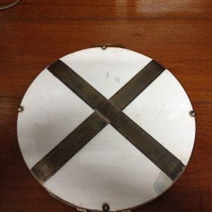 ถาดกระเบื้องเก่าขนาด14"ลายดอกเหลืองชมพู 3 ดอก สวยงามมากๆ มีซ่อมพื้นหลังเล็กน้อย(มีหู,มีดุมขาครบ) - Image 4