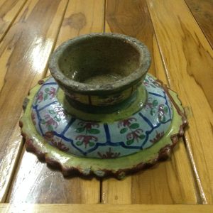 จานเชิงโบราณเก่าสมัยอยุธยา สีเหลืองเขียวใบเล็กด้านใต้มีลายต่อดอก สภาพใช้สมบูรณ์ไม่มีการซ่อมเลย หายากแล้วสภาพนี้ - Image 4